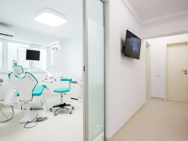 Cabinet luminos cu două fotolii dentare și hol curat